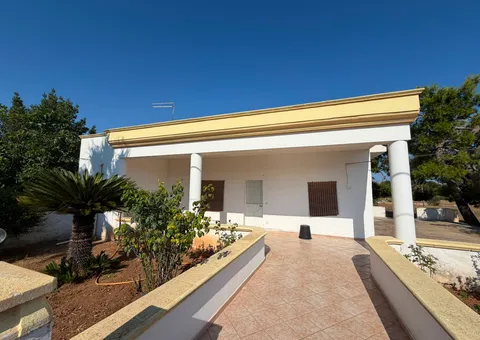 House with a large plot 1400m from the sea