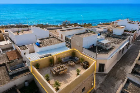 House just 40m from the sea