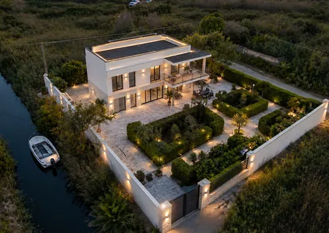 Large house 300m from Punta Prosciutto