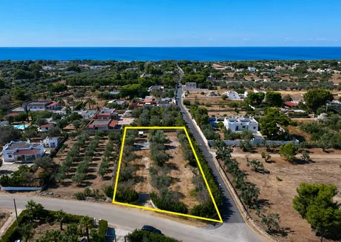 Fenced plot 2,200m2 900m from the sea