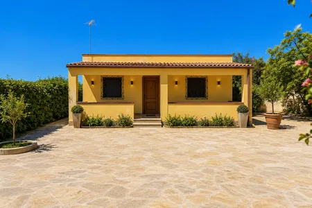 House with large land just 10 minutes from the sea