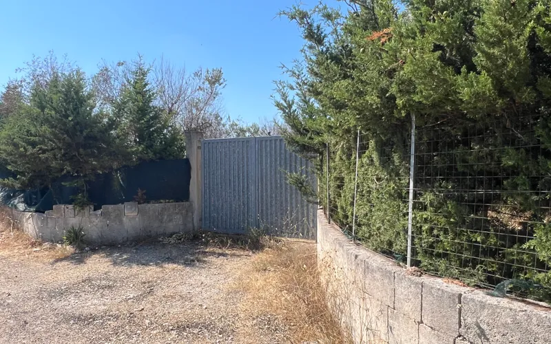 Oplocený pozemek 2.200m2 900m od moře