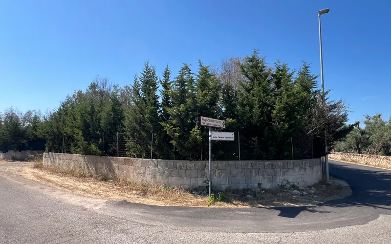 Oplocený pozemek 2.200m2 900m od moře