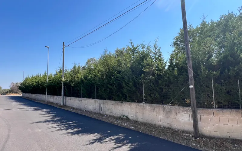 Oplocený pozemek 2.200m2 900m od moře