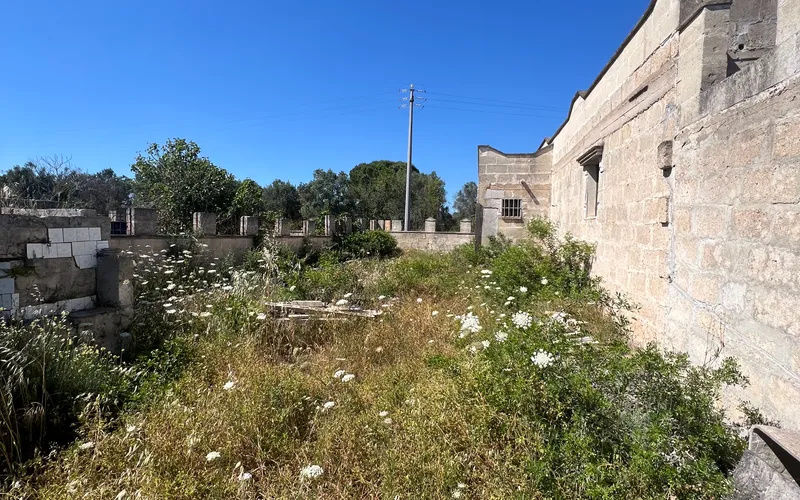 House with a big land 10km from the sea