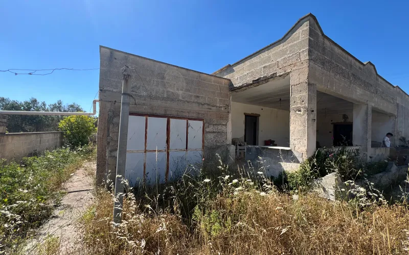 House with a big land 10km from the sea