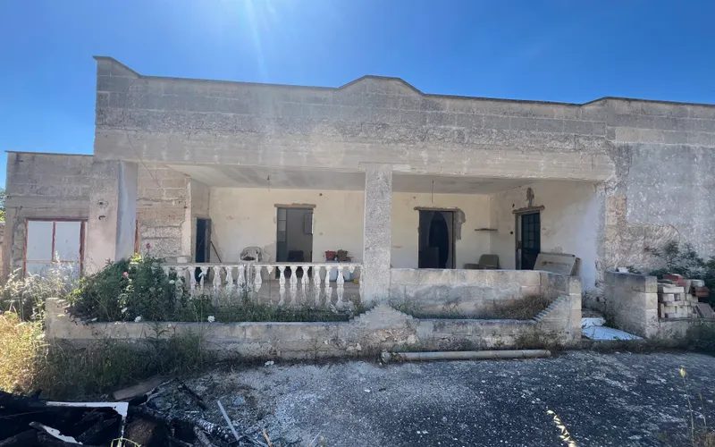 House with a big land 10km from the sea