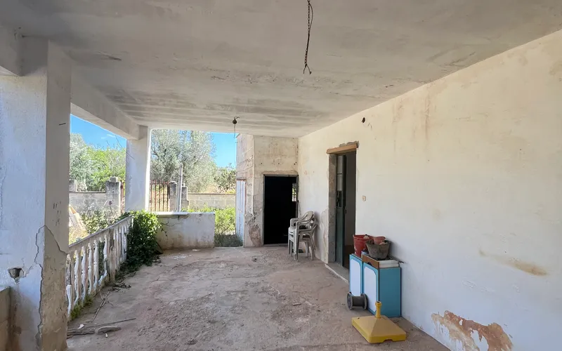 House with a big land 10km from the sea