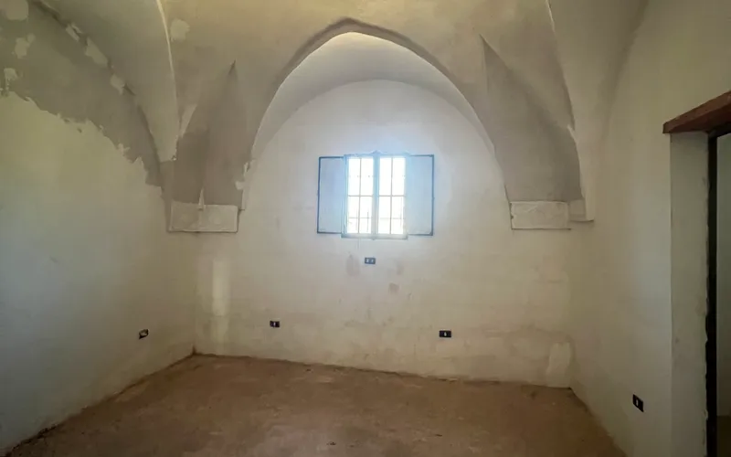House with a big land 10km from the sea