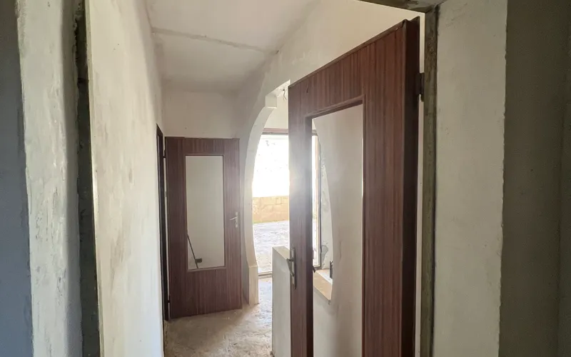 House with a big land 10km from the sea