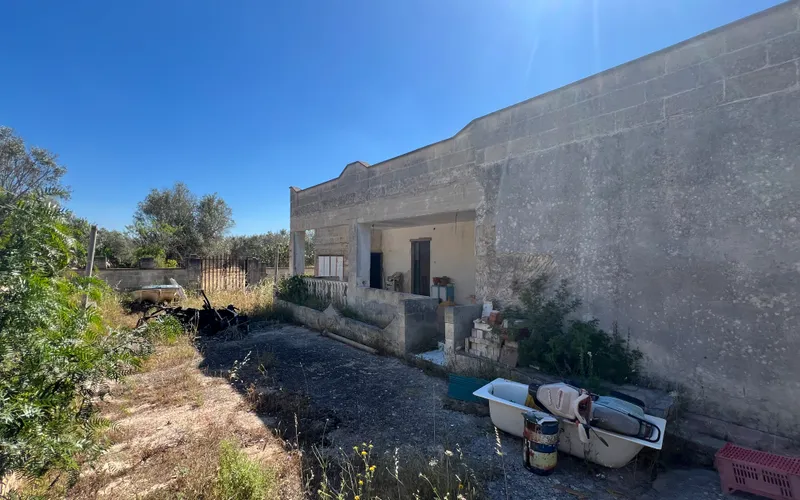 House with a big land 10km from the sea