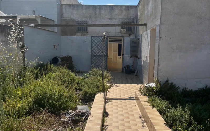Apartment building 100m from the sea