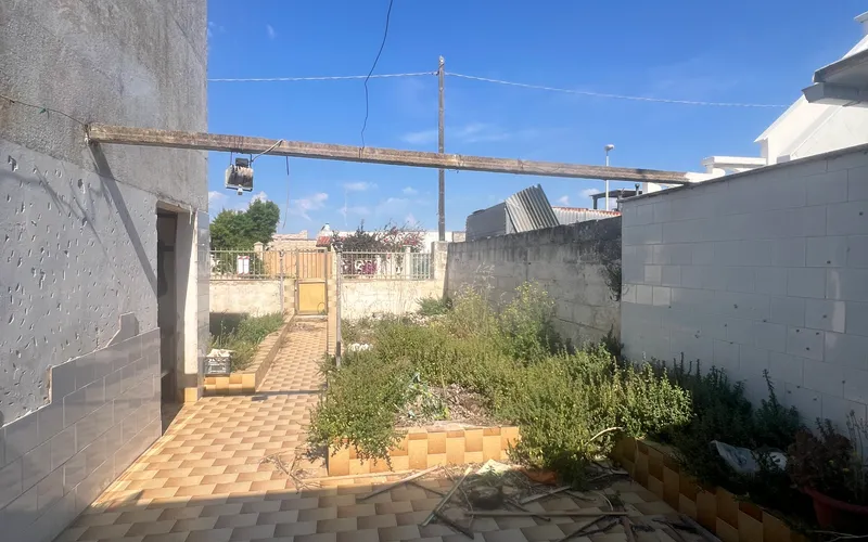 Apartment building 100m from the sea
