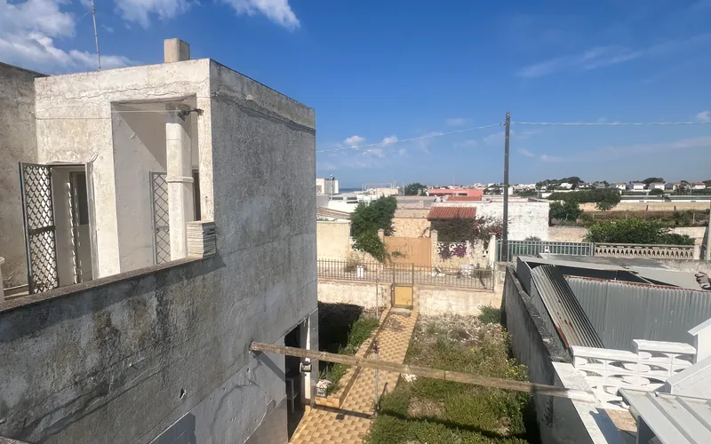 Apartment building 100m from the sea